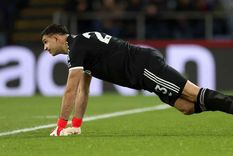 Dibu Martínez no pudo jugar en Aston Villa vs. Forest por una molestia y hay preocupación.&nbsp;