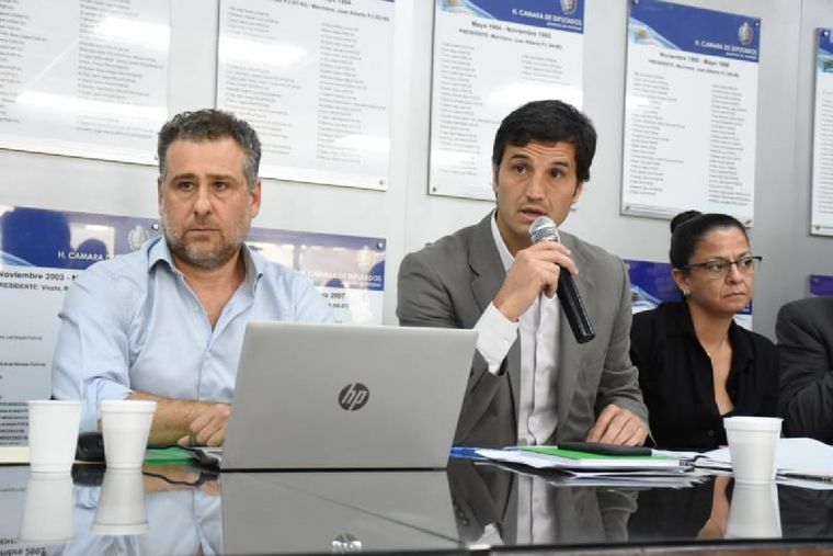 El subsecretario Alejandro Zlotolow y el jefe de gabinete del Ministerio de Economía, Facundo Biffi, presentaron el Mendoza Activa 4 en la Legislatura Foto: Prensa Gobierno de Mendoza