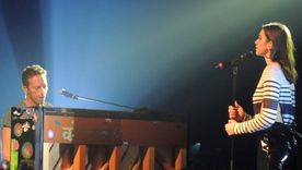 Conexión Dua Lipa y Chris Martin interpretaron el tema que compusieron a dúo