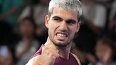 Carlos Alcaraz, que levantó su primer trofeo en Tokio, se fue molesto por un warning polémico. Carlos Alcaraz, que levantó su primer trofeo en Tokio, se fue molesto por un warning polémico.