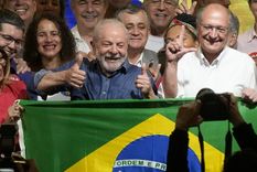 Lula festeja: será otra vez presidente de Brasil. Foto: LATimes.