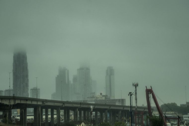 La niebla cubrió el cielo porteño este lunes.&nbsp;