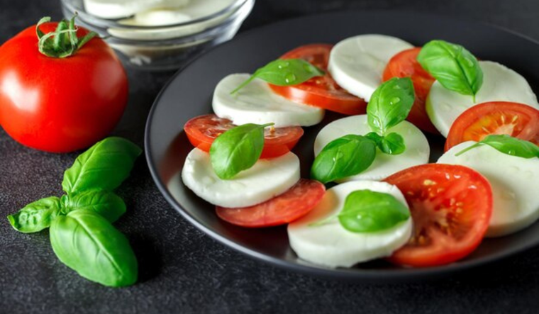 Cómo hacer una ensalada de tomate y mozzarella fresca y ligera Foto: Shutterstock