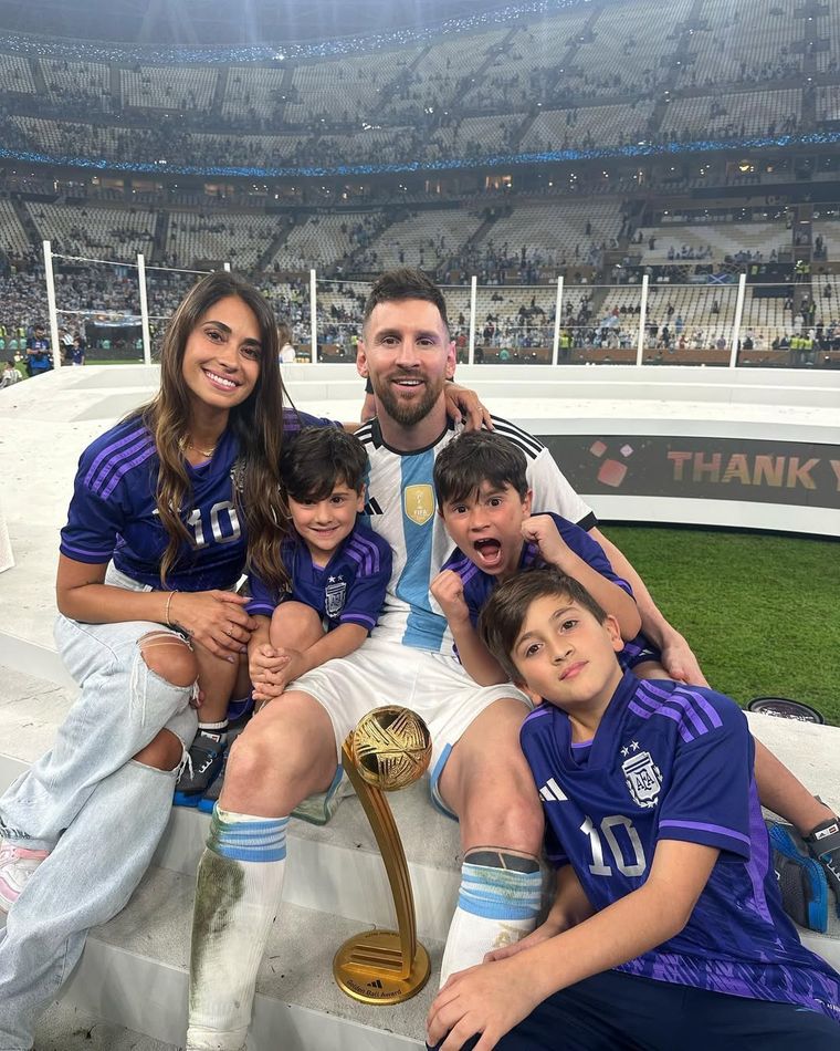 Antonela Rocuzzo y Lionel Messi junto a sus hijos tras ganar la Copa del Mundo 2022. Foto: Instagram/ @antonelaroccuzzo. Antonela Rocuzzo y Lionel Messi junto a sus hijos tras ganar la Copa del Mundo 2022. Foto: Instagram/ @antonelaroccuzzo.