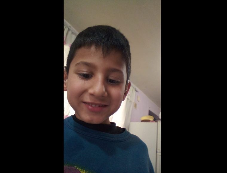 Lleó Solíz perdió sus audífonos en el recreo de la escuela.