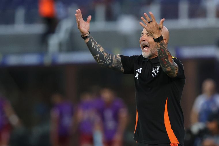 Sampaoli y una repentina reacción durante la entrega de medallas de la Sudamericana, tras la derrota de Mineiro ante Lanús en la final.