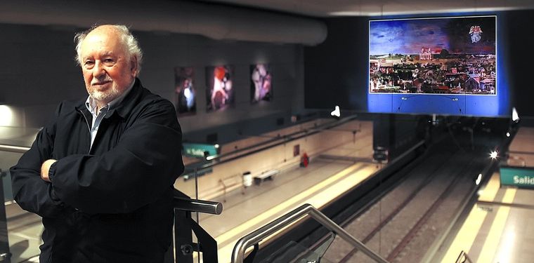 Guillermo Roux con su mural en misma estación de subte. Guillermo Roux con su mural en misma estación de subte.