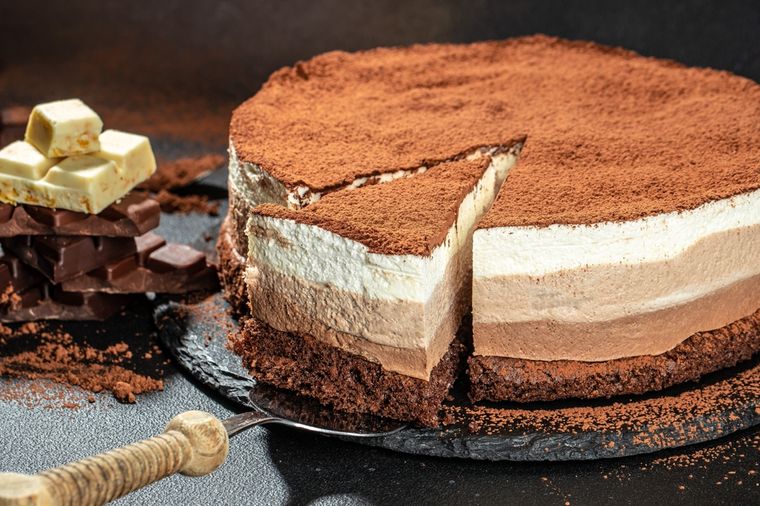 Receta de pastel tres chocolates: fácil, sin horno y deliciosa.