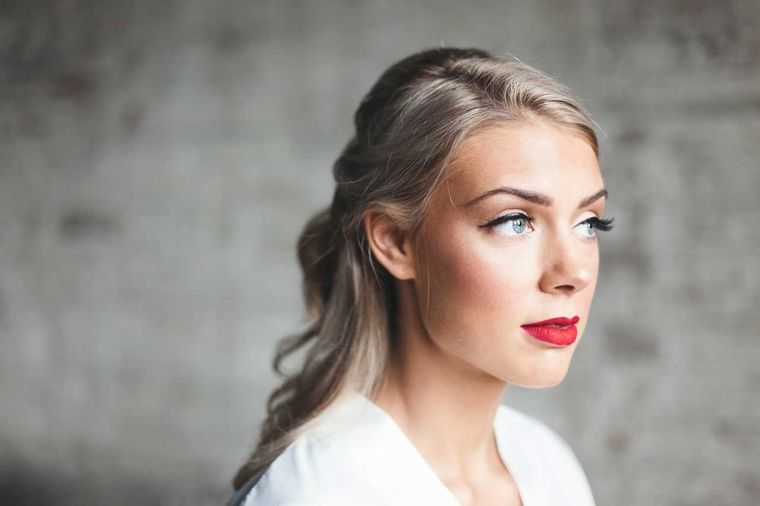 Aries suele elegir tonos y colores fuertes como el rojo. El labial rojo es un ítem de moda infalible.  Foto: Unsplash