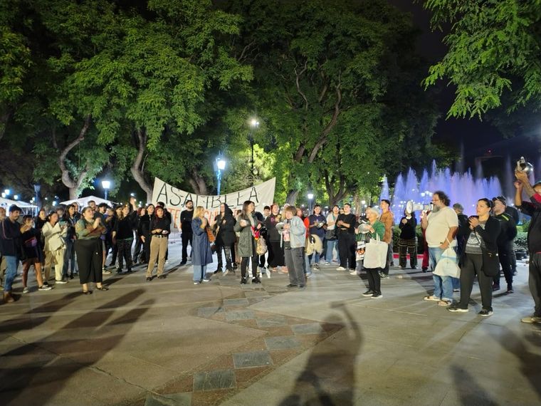 El cacerolazo en Mendoza en contra de la represión a los jubilados en Buenos Aires. Foto: Micaela Blanco Minoli /MDZ