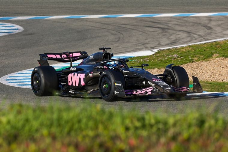 Así iba decorado el Alpine en los test privados de Pirelli donde también estuvo Mercedes. Foto: Pirelli