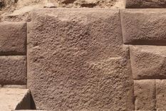 hallan una piedra con 13 angulos tallada por los incas