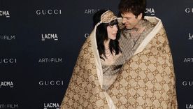 Billie Eilish y Jesse Rutherford llegan a la alfombra roja con una insólita vestimenta Billie Eilish y Jesse Rutherford en la gala de LACMA Art. Foto: JustJared