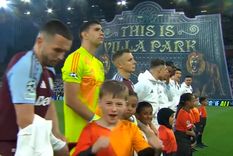 La UEFA cometió un insólito error en la salida de los equipos. Foto: Captura ESPN La UEFA cometió un insólito error en la salida de los equipos. Foto: Captura ESPN