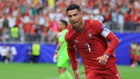 Cristiano Ronaldo se anticipó al defensor de Uzbekistán y marcó el 1-0 de Portugal. Cristiano Ronaldo se anticipó al defensor de Uzbekistán y marcó el 1-0 de Portugal.