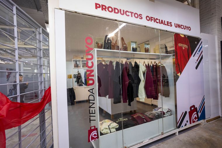 La UNCuyo abrió las puertas del primer local físico de su tienda oficial La UNCuyo abrió las puertas del primer local físico de su tienda oficial