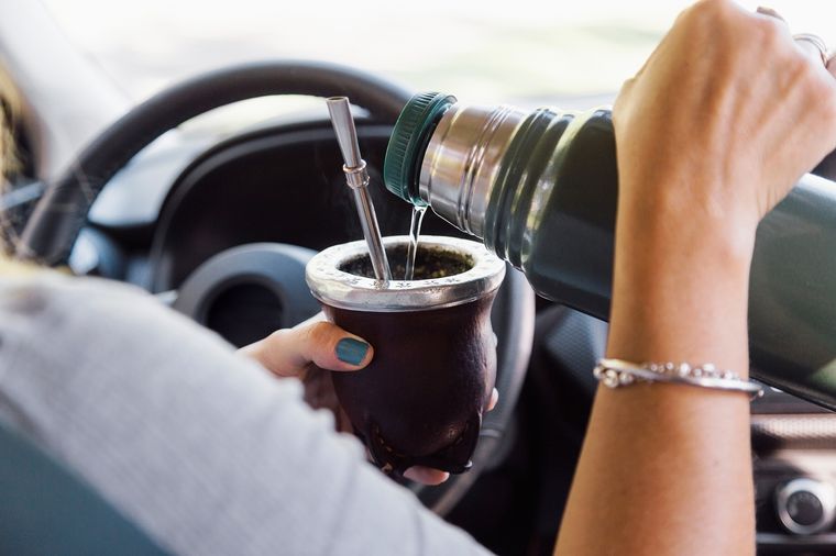 En Argentina, es costumbre tomar mates al viajar en auto Foto: Shutterstock