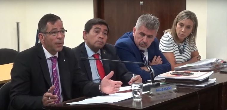 Acusación Verdenelli De izquierda a derecha: los fiscales Fernando Guzzo y Carlos Torres; más los abogados de la querella María Inés Catalini y Ariel Benavídez.