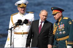 El presidente ruso se encuentra con el ministro de Defensa ruso y el almirante de la Marina rusa durante el desfile naval que marca el día de la Marina Rusa. Foto: Foto: Kremlin/dpa