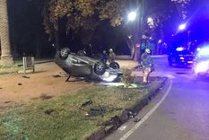 Así quedó el vehículo de los jóvenes en el Parque General San Martín Foto: Gentileza Así quedó el vehículo de los jóvenes en el Parque General San Martín Foto: Gentileza