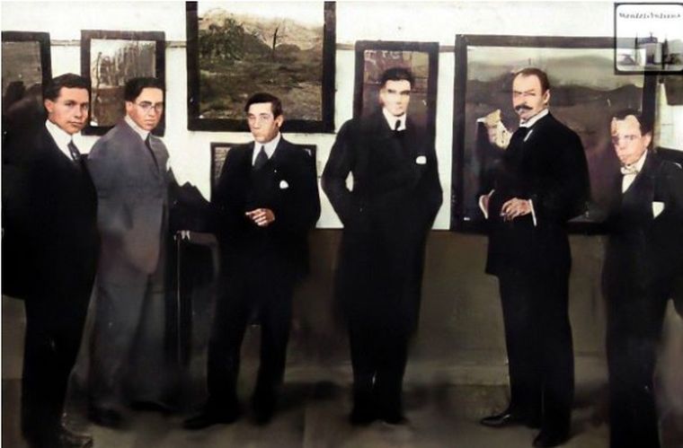 Los organizadores del Primer Salón de Bellas Artes de Mendoza, en noviembre de 1918: Fidel De Lucía, Vicente Lahir Estrella, Antonio Bravo, Guillermo Bolín, Juan Cardona y el Doctor Dionisio Castillo. Gentileza MendozaAntigua. Los organizadores del Primer Salón de Bellas Artes de Mendoza, en noviembre de 1918: Fidel De Lucía, Vicente Lahir Estrella, Antonio Bravo, Guillermo Bolín, Juan Cardona y el Doctor Dionisio Castillo. Gentileza MendozaAntigua.