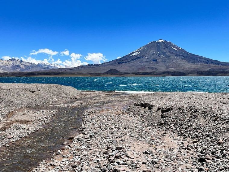 El volcán Maipo se erige detrás de la Laguna del Diamante