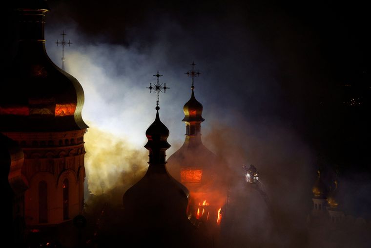 La Catedral de la Dormición del Monasterio de las Cuevas de Kyiv arde después del impacto de ataques rusos con misiles y drones.