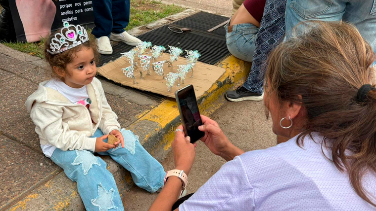 Coronas, carros y niños le dieron color al Carrusel de la Vendimia.