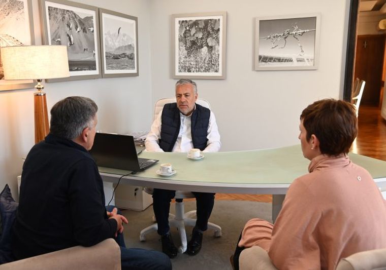 El gobernador Alfredo Cornejo; Hector Laspada, postulado para el EPRE; y la ministra de Energía, Jimena Latorre. El gobernador Alfredo Cornejo; Hector Laspada, postulado para el EPRE; y la ministra de Energía, Jimena Latorre.