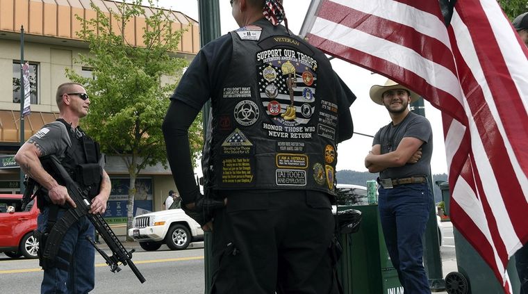 Civiles armados, una postal habitual en Estados Unidos. Foto: TheIntercept.