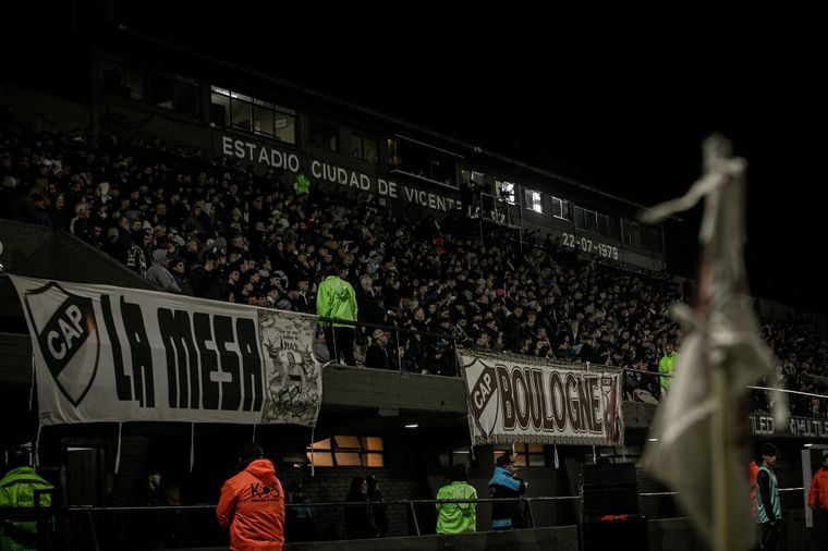 El simpatizante, identificado como Osvaldo David Muñoz, se descompensó en la tribuna y murió pese a los esfuerzos médicos por reanimarlo.