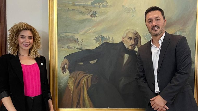 Lourdes Arrieta junto a Luis Petri. Foto: X @lulimicart