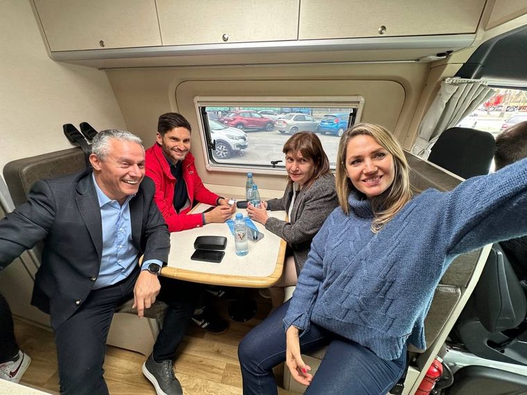 Foto con Maxi Pullaro y Carolina Losada, imagen que buscarán que se replique en diferentes puntos del país con unidad de JxC. Foto: Prensa Bullrich.