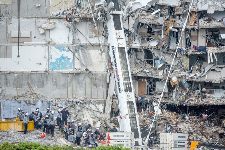 Rescatistas llevan casi una semana buscando sobrevivientes. Foto: EFE