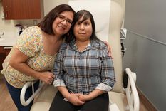 Jessica López, que aparece aquí con su madre, se recuperó más rápido de lo que esperaba su cirujano.