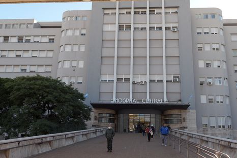 El sospechoso huyo del Hospital Central luego de evadir al efectivo policial a cargo de su custodia. El sospechoso huyo del Hospital Central luego de evadir al efectivo policial a cargo de su custodia.