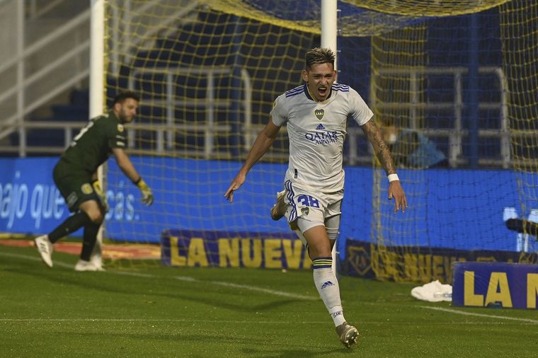 Luis Vázquez corre a festejar el gol del empate del xeneize. Foto: Télam