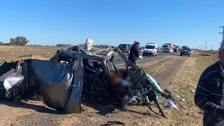 El auto quedó partido en dos dada la violencia del impacto