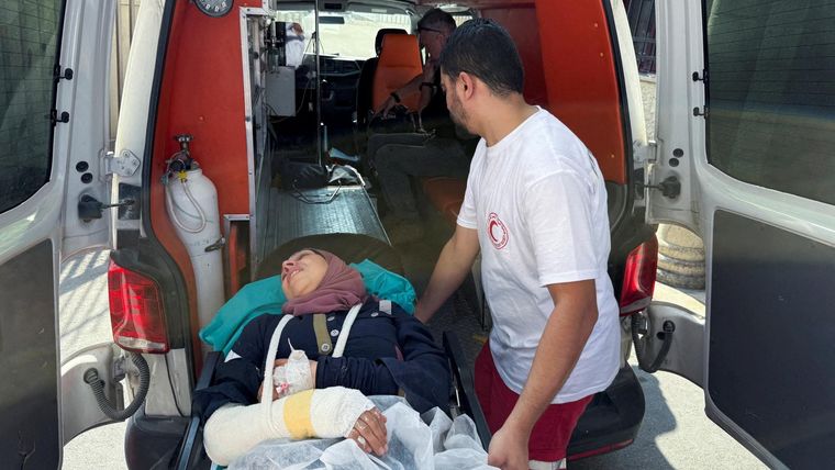 La fotógrafa Raneen Sawafta, de la agencia Reuters, fue agredida con palos y piedras por colonos durante un ataque cerca de Beita el sábado, según un activista israelí.