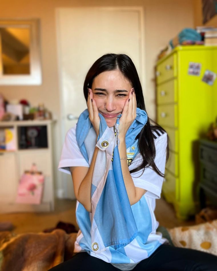Sol Rodríguez celebró con orgullo la consagración de la Selección argentina en el Mundial de Qatar 2022, dejando en claro que, pese a su carrera internacional, nunca perdió el amor por su país. Sol Rodríguez celebró con orgullo la consagración de la Selección argentina en el Mundial de Qatar 2022, dejando en claro que, pese a su carrera internacional, nunca perdió el amor por su país.