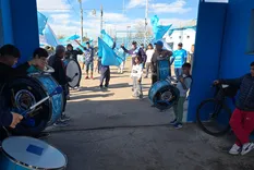 Los hinchas de Gutiérrez Sport Club apoyaron a su club en el momento más difícil. Este sábado se consumó el descenso del equipo celeste.&nbsp;