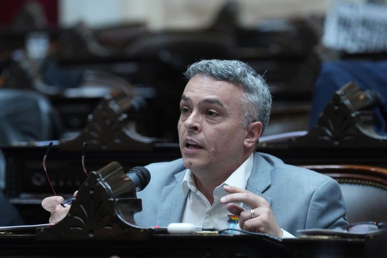 El diputado opositor Esteban Paulón se ha enfrentado a Milei por sus declaraciones en contra de la comunidad LGBTIQ+.