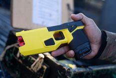 La Policía de Mendoza usó una pistola Taser para reducir a un hombre en Rivadavia.