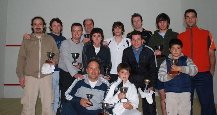Los jugadores del circuito posaron con sus merecidos premios. Foto: Gentileza