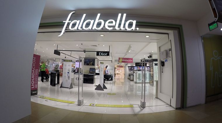Cierre total: una foto de los últimos días de Falabella en Mendoza. Foto: ALF PONCE MERCADO / MDZ
