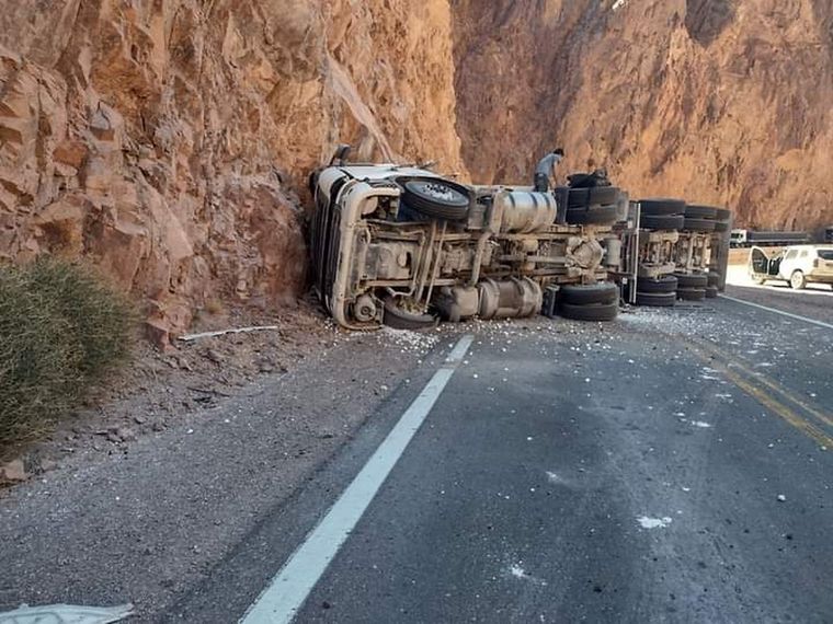 Así quedó el camión después del accidente