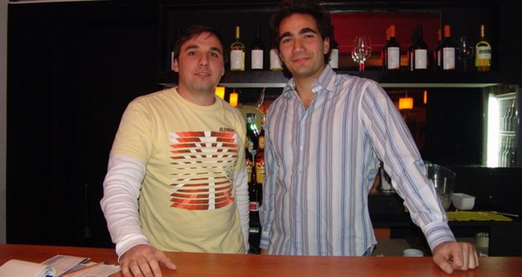 Mato y Pichi, los emprendedores, posan detrás de la barra de El lugarcito. Foto: MDZ
