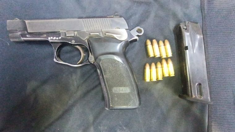 La pistola que llevaba el detenido Foto: Ministerio de Seguridad