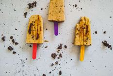 Estos helados de banana y mantequilla de maní granizados de Hola Vegan con imperdibles.