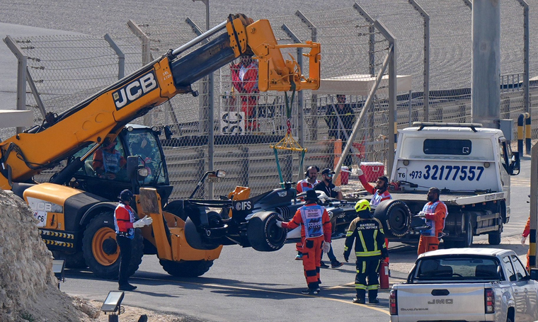 El Cadillac de Checo Pérez sufrió un daño interno y tuvo que ser retirado por la grúa. El Cadillac de Checo Pérez sufrió un daño interno y tuvo que ser retirado por la grúa.